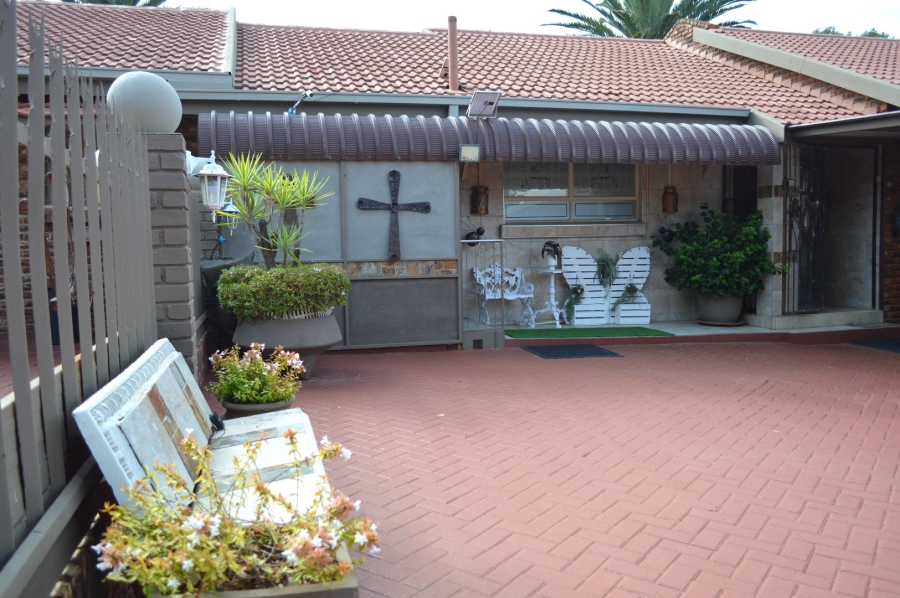 6 Bedroom Property for Sale in Doringkruin North West